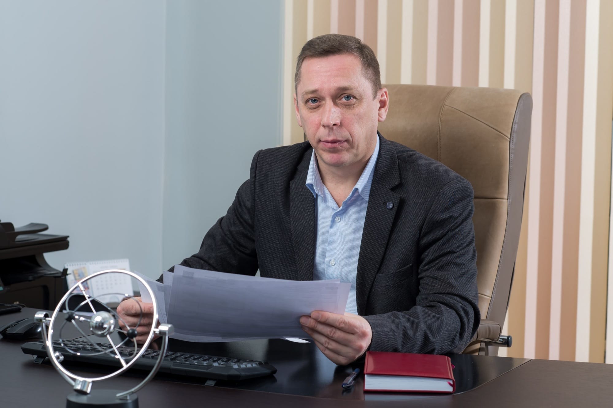 Юрист изучает документы клиента